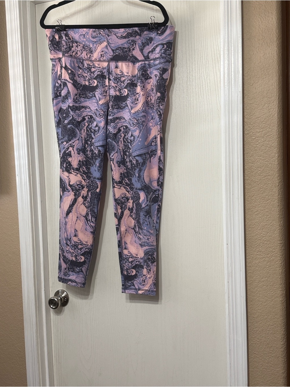 LIVI athletica Marble-Print Leggings in Pink and Gray